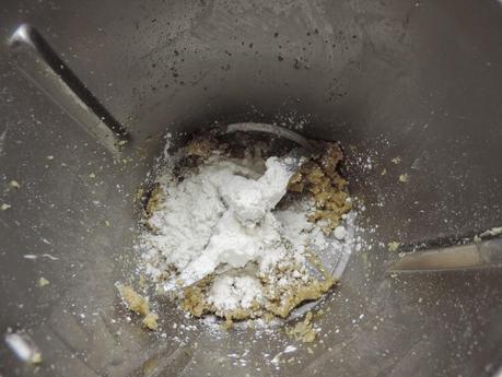 Pimientos rellenos con mejillones y salsa de nueces.