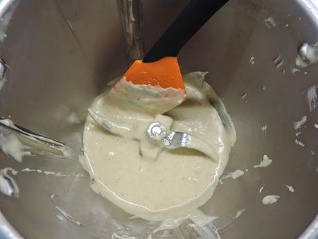 Pimientos rellenos con mejillones y salsa de nueces.