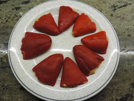 Pimientos rellenos con mejillones y salsa de nueces.