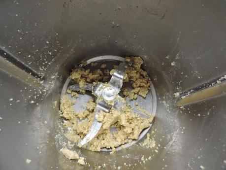 Pimientos rellenos con mejillones y salsa de nueces.