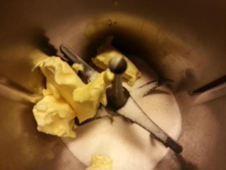 Bundt cake con yogur en dos colores y harina de algarroba.