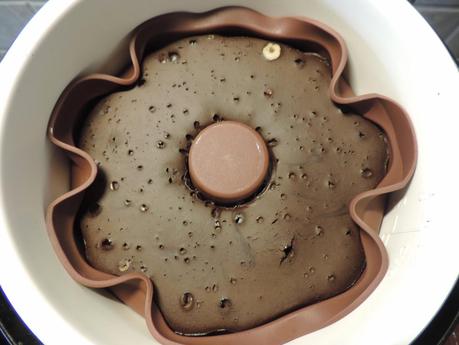 Bundt cake con yogur en dos colores y harina de algarroba.