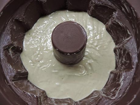 Bundt cake con yogur en dos colores y harina de algarroba.