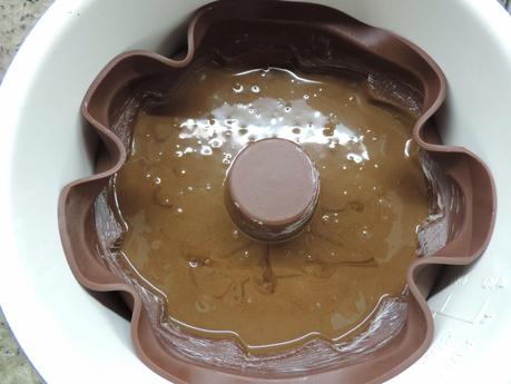 Bundt cake con yogur en dos colores y harina de algarroba.