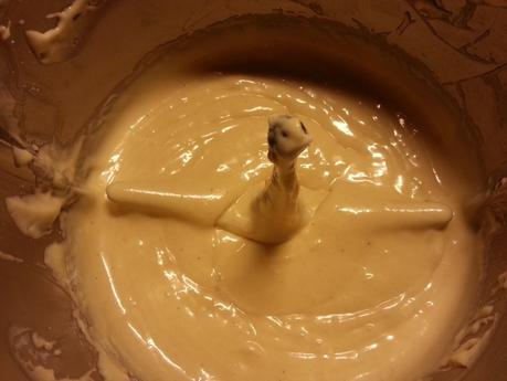 Bundt cake con yogur en dos colores y harina de algarroba.