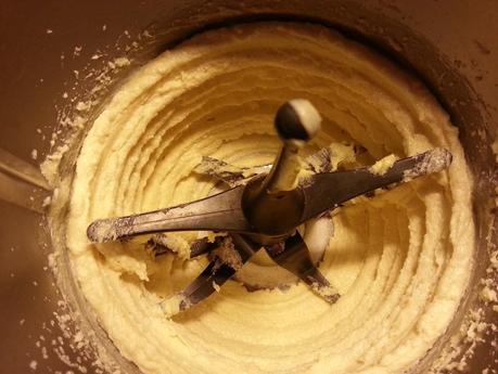 Bundt cake con yogur en dos colores y harina de algarroba.