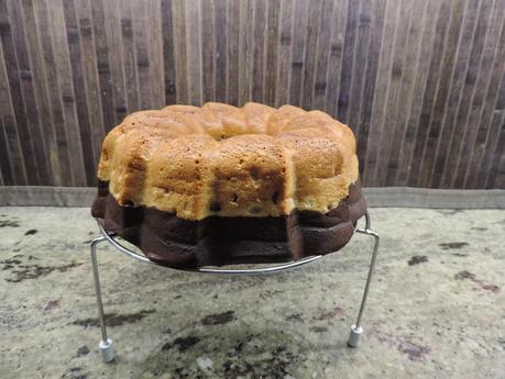 Bundt cake con yogur en dos colores y harina de algarroba.