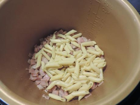 Tortilla de macarrones a la carbonara en olla programable.