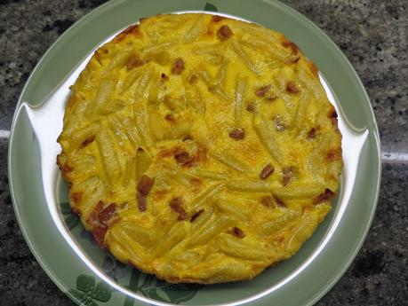 Tortilla de macarrones a la carbonara en olla programable.