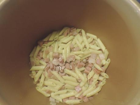 Tortilla de macarrones a la carbonara en olla programable.