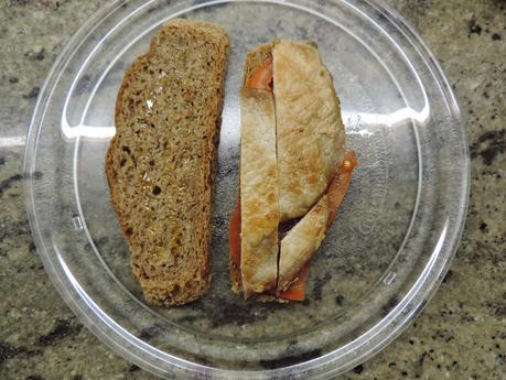 Bocadillo de pan integral de trigo y centeno con tomate, lomo de cerdo, queso y lechuga.