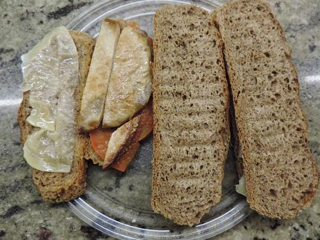 Bocadillo de pan integral de trigo y centeno con tomate, lomo de cerdo, queso y lechuga.