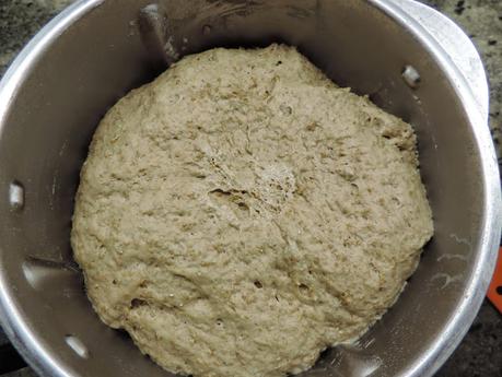 Pan de harina integral de trigo y centeno en olla programable.