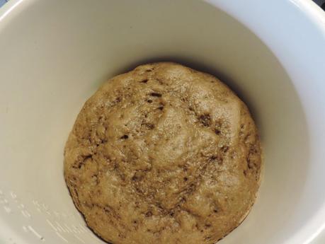 Pan de harina integral de trigo y centeno en olla programable.