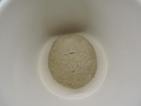 Pan de harina integral de trigo y centeno en olla programable.