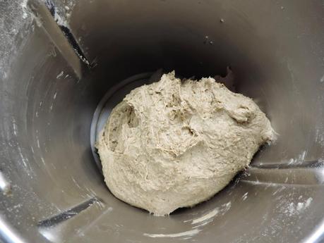 Pan de harina integral de trigo y centeno en olla programable.