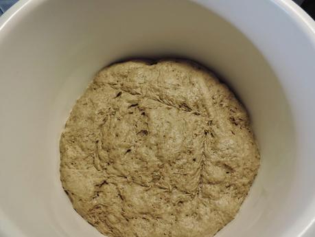 Pan de harina integral de trigo y centeno en olla programable.