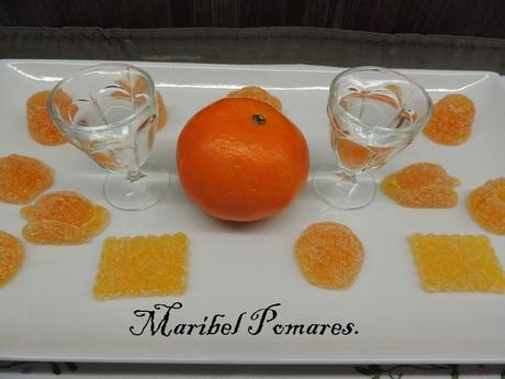 Figuras de gelatina de naranja, vodka y zumo de mandarina.