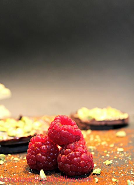 Sándwich de chocolate y coulis de frambuesa y menta