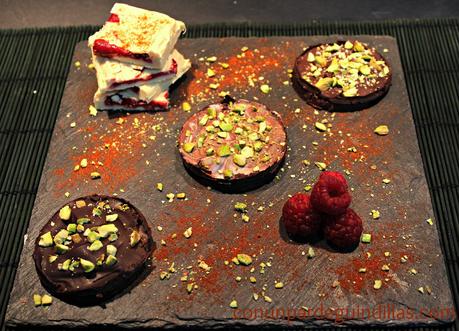 Sándwich de chocolate y coulis de frambuesa y menta