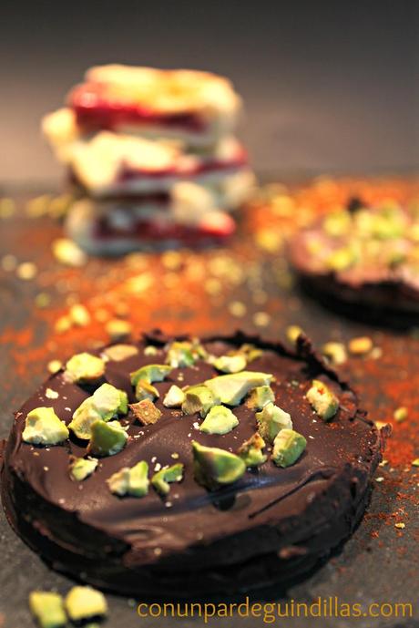 Sándwich de chocolate y coulis de frambuesa y menta