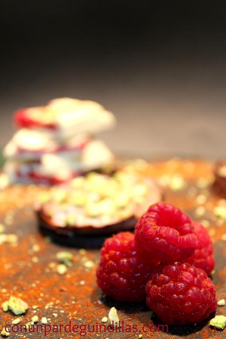 Sándwich de chocolate y coulis de frambuesa y menta