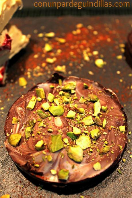 Sándwich de chocolate y coulis de frambuesa y menta