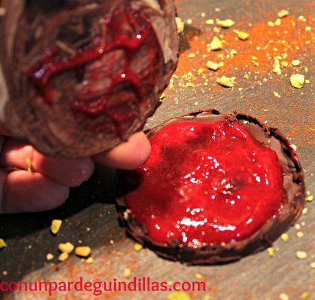 Sándwich de chocolate y coulis de frambuesa y menta