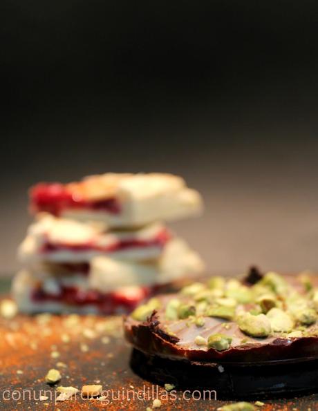 Sándwich de chocolate y coulis de frambuesa y menta