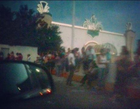 3 de febrero, Maracaibo. Si el régimen venezolano pusiera la mitad del empeño e inventiva que pone en vejar a la gente, en tratar de resolver los problemas, Venezuela sería otra. Todos los días uno se entera de una humillación nueva a la gente pobre que no gana para pagar productos bachaqueados ni para disgustos. Ya no es solo la humillación de pasar horas a pleno sol en una cola en la calle. Ahora, de nuevo, hay dos filas, una para quienes van a comprar más de 500 bs y productos a precios regulados y otra para sólo compras de regulados. Las dos duran horas y hoy me enteré que la gente debe entregar su cédula al funcionario de la cola al momento de recibir el número de la cola y sólo cuando ya va a acceder al supermercado, se la devuelven. #VayaPalaMierda