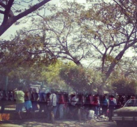 31 de enero, Maracaibo. La cola para uno de los comercios fascistas que esconden la comida para desestabilizar. ¡Ah, no! Es para un Abasto Bicentenario.