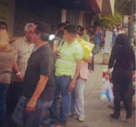 7 de enero, Santa Rosa de Lima, Caracas. Esta foto llega de una-patriótica cola en Santa Rosa de Lima. Se adivina en la bolsa que había detergente en polvo. 