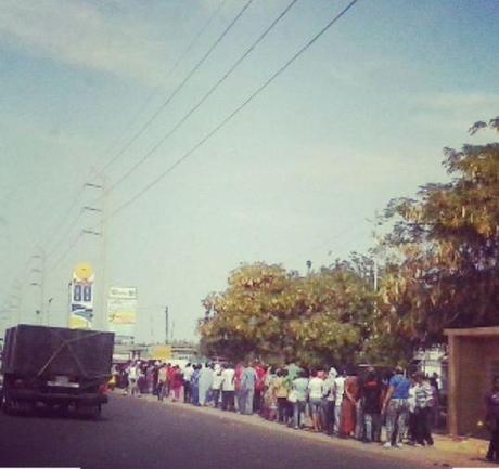 22 de enero, Maracaibo. 12 m. A menos de 24 horas de la paja de Nicolás la cola para el super a pleno sol.