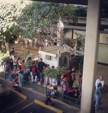 7 de enero, Maracaibo. Aquí yacen Chávez y su revolución bonita. Tranquilos ayer y hace rato la #cola era más larga.