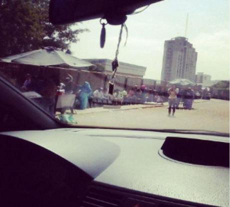  6 de febrero, Maracaibo. Ahí están. Como todos los días. Con sus caras mustias a pleno sol de las 11 de la mañana. En una #cola infinita de hambre. Una cola que pareciera ser la misma de hace una semana, De.hace un mes. La cola para un kilo de leche, Un pote de champú, Cuatro rollos de papel tualé, un paquete de pañales... Ahí están, perdiendo su vida en una cola Mientras el país se termina de ir al foso.