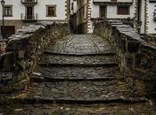 Cruzando viejo puente