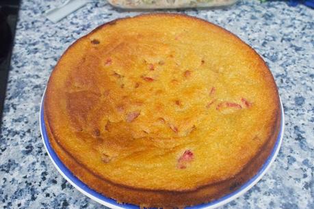 tarta de manzana, almendra, chocolate blanco y fresas