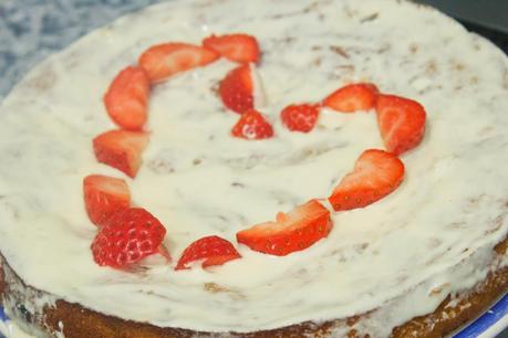 tarta de manzana, almendra, chocolate blanco y fresas