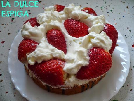 ANGEL FOOD CAKE DE LIMÓN CON NATA Y FRESAS EN MOLDE NORMAL          ¡Y VIVA EL AMOR!