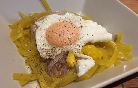 Tallarines de caldo y huevo escalfado