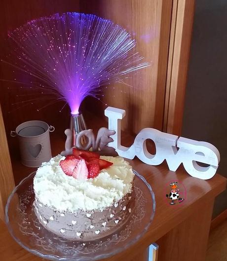 TARTA DE DOS CHOCOLATES CON FRESAS Y NATA