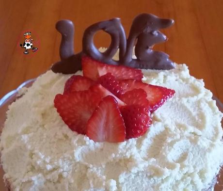 TARTA DE DOS CHOCOLATES CON FRESAS Y NATA