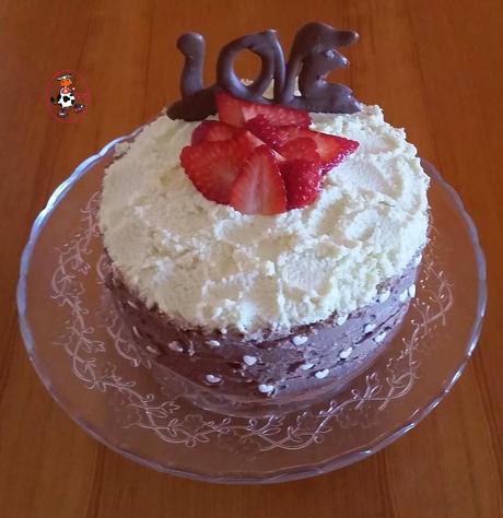 TARTA DE DOS CHOCOLATES CON FRESAS Y NATA