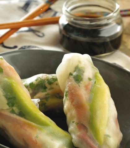 Rollos de hoja de arroz con trucha ahumada