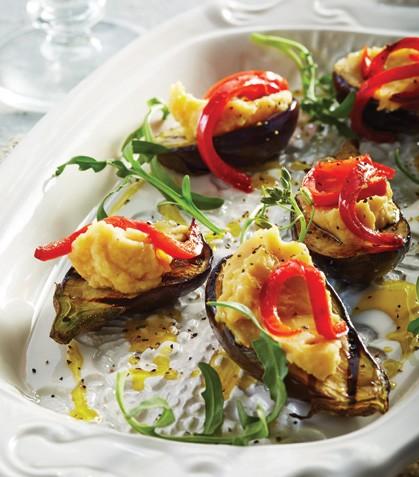 Miniberenjenas con humus y pimiento caramelizado