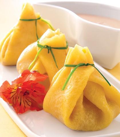 Costalitos de chorizo con salsa de frijol