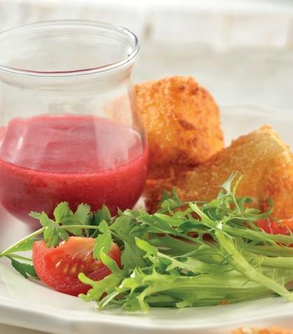 Queso empanizado con salsa de frambuesa