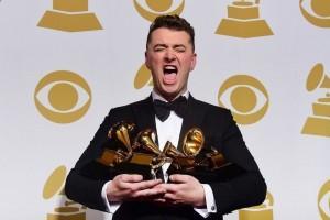 Sam Smith posando con sus cuatro premios Grammy