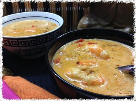 Sopa de leche de coco con langostinos y anacardos