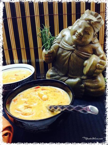 Sopa de leche de coco con langostinos y anacardos
